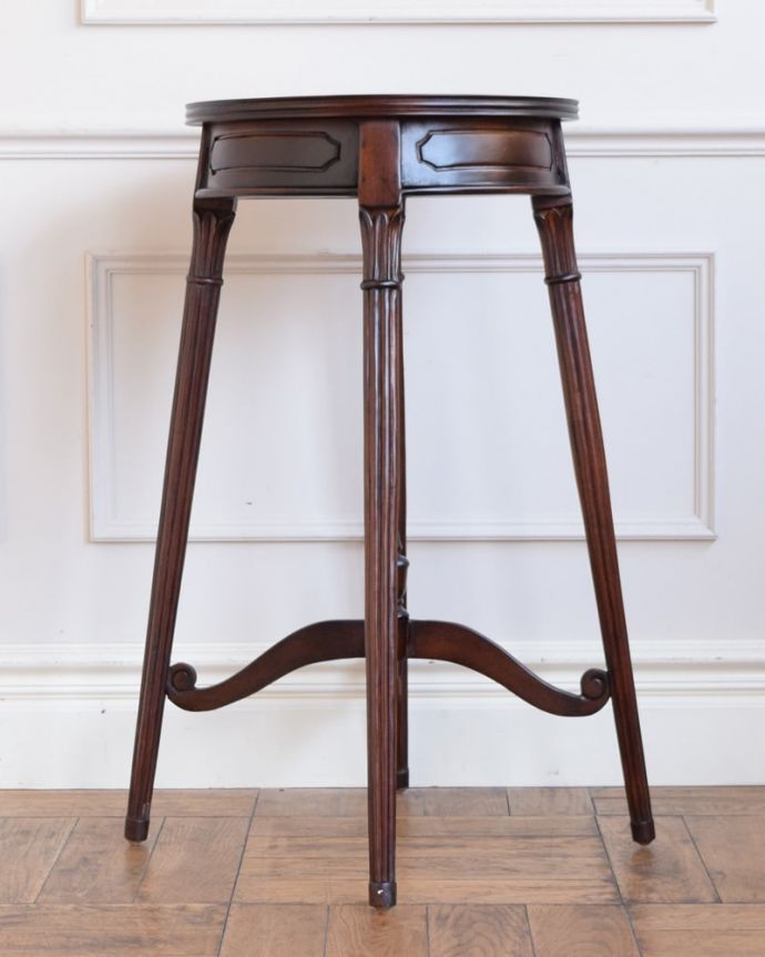 どこから見てもキレイなサイドテーブル