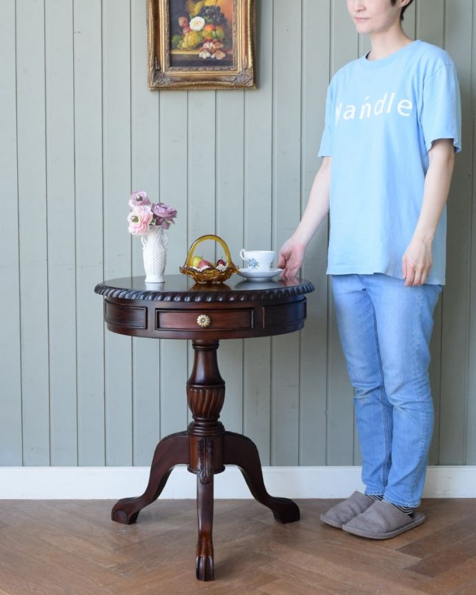 アンティーク調のサイドテーブル