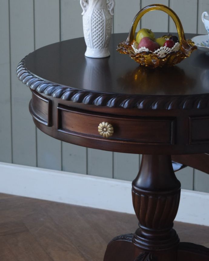 アンティーク風のテーブル