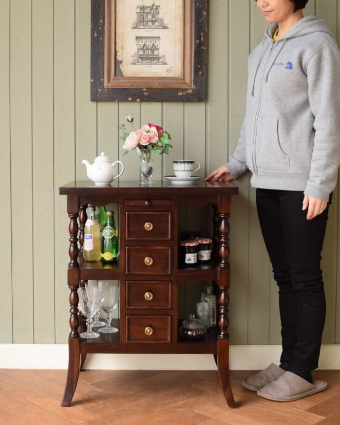 アンティーク風のおしゃれなオープンシェルフ