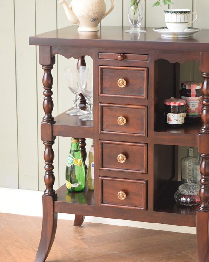 おしゃれなオープンシェルフ