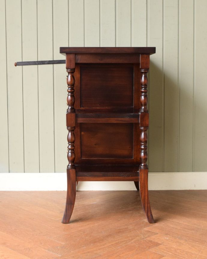 オープンシェルフの側面