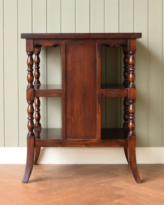 アンティーク調家具の後ろ姿