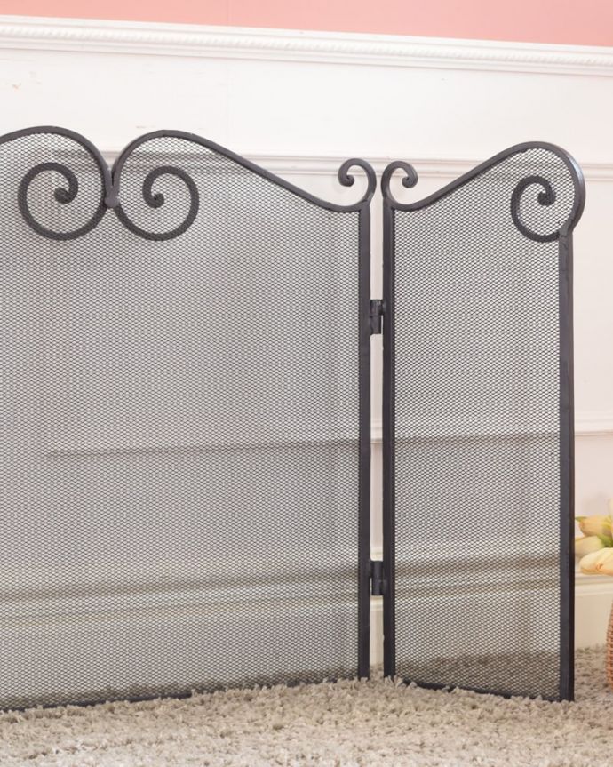 アンティーク風　ファイヤースクリーン　ワイヤー　見ても楽しめるアンティークですいろんな場所に持ち運べる大きさ。(y-389-f)