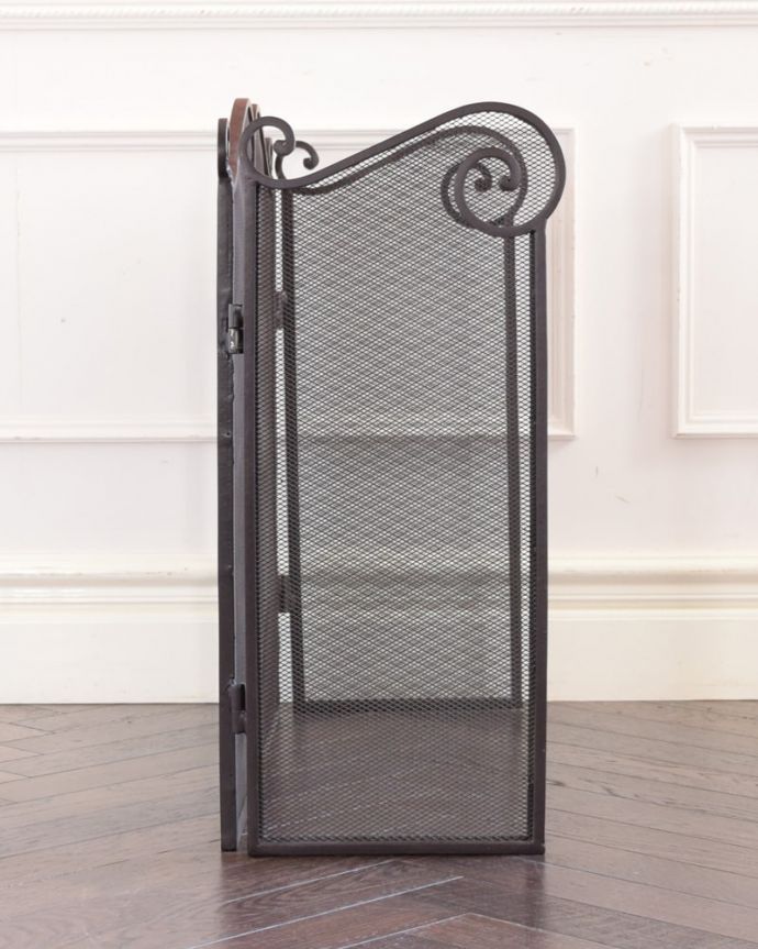 アンティーク風　ファイヤースクリーン　ワイヤー　横から見ると両サイドは可動式です。(y-389-f)