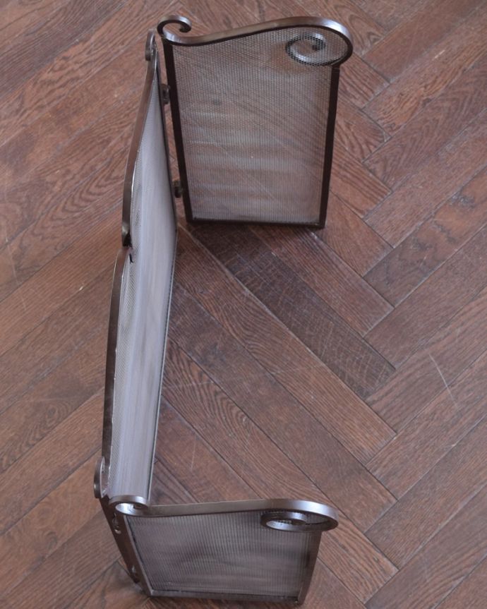 アンティーク風　ファイヤースクリーン　ワイヤー　上から見ると・・・スマートなので、どこに置いても邪魔になることはありません。(y-389-f)