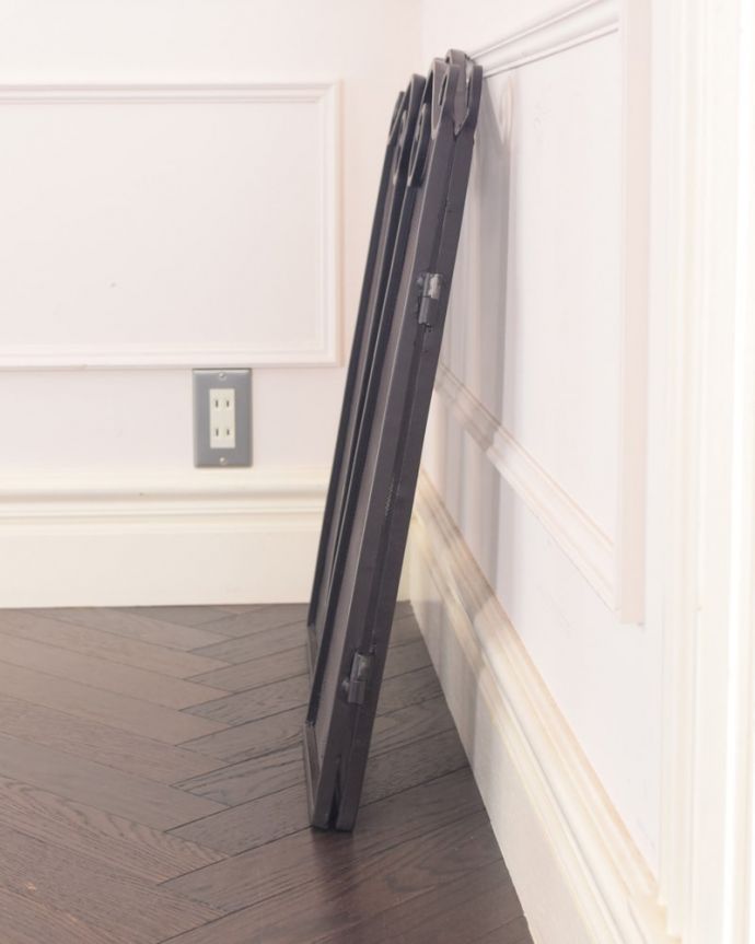 アンティーク風　ファイヤースクリーン　ワイヤー　畳めばコンパクト使わないときは折り畳めば、こんなにコンパクト。(y-389-f)