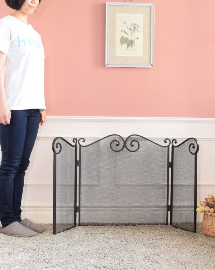 めずらしい家具　アンティーク家具　イギリスで見つけた珍しいレアなアンティーク、真鍮製のファイヤースクリーン（持ち手付き）。暖炉の前で使われていためずらしいアンティークヨーロッパの寒い冬を乗り切るため必ずお家にあった暖炉。(q-2059-f)