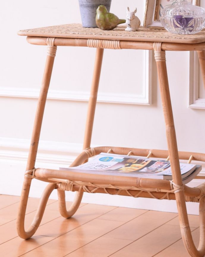 アンティーク風の家具 アンティーク風 アンティーク風の可愛いサイドテーブル、ラタンのサイドテーブル。実用的で便利に使えます新聞や雑誌などを置けるマガジンラック付き。(y-390-f)