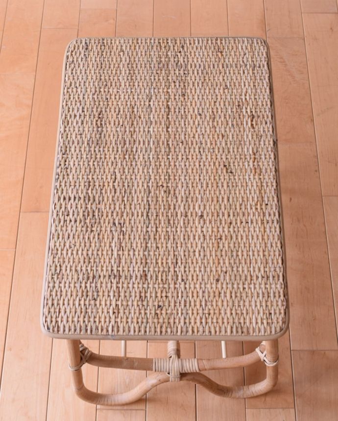 アンティーク風の家具 アンティーク風 アンティーク風の可愛いサイドテーブル、ラタンのサイドテーブル。天板を上から見ると・・・天然素材の皮付きのラタンで編み込まれた天板は、色むらや毛羽立ちなど、一つ一つ、表情が違います。(y-390-f)