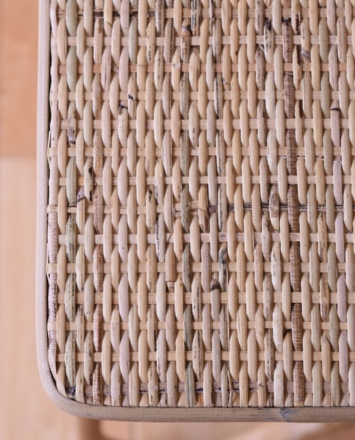 アンティーク風の家具 アンティーク風 アンティーク風の可愛いサイドテーブル、ラタンのサイドテーブル。近づいてみると・・・1つ1つ手作りなので、どんな表情のテーブルが届くかはお楽しみに…。(y-390-f)