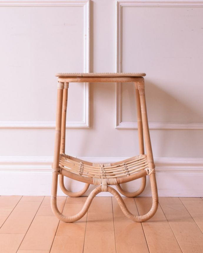 アンティーク風の家具 アンティーク風 アンティーク風の可愛いサイドテーブル、ラタンのサイドテーブル。横から見ると・・・スッキリとした印象の横顔です。(y-390-f)