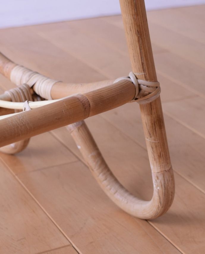 アンティーク風の家具 アンティーク風 アンティーク風の可愛いサイドテーブル、ラタンのサイドテーブル。足元もしっかり安定感があるので、安心して使って頂けます。(y-390-f)