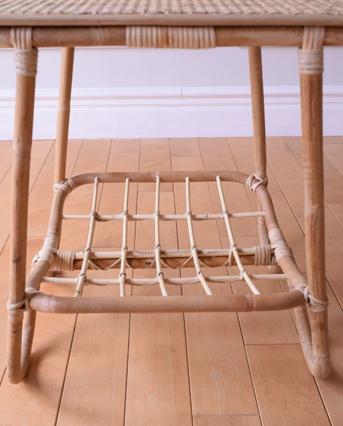 アンティーク風の家具 アンティーク風 アンティーク風の可愛いサイドテーブル、ラタンのサイドテーブル。棚には何でも収納できちゃうマガジンラック付きなので、とっても便利!。(y-390-f)