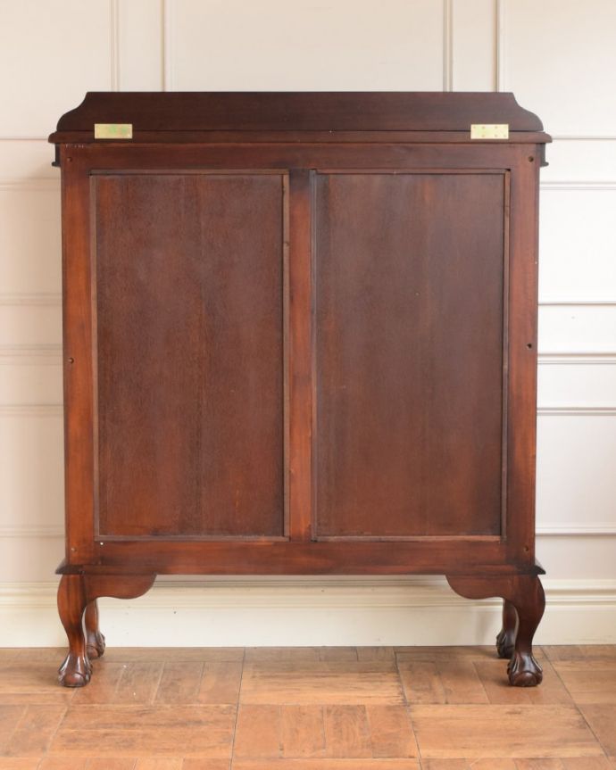 キャビネットの後ろ