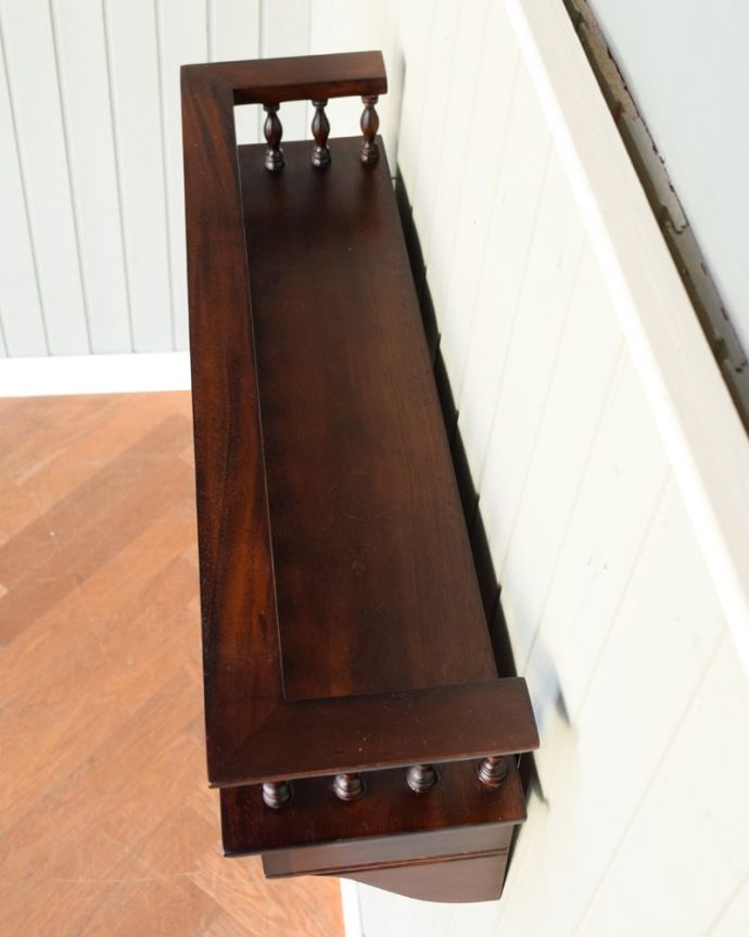 Handleオリジナル　アンティーク風　アンティーク風のおしゃれなウォールシェルフ、飾り棚。上から見ると・・・天板を上から見るとこんな感じ。(y-392-f)