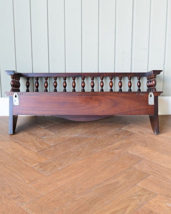 アンティーク風のおしゃれなウォールシェルフ、飾り棚(y-392-f