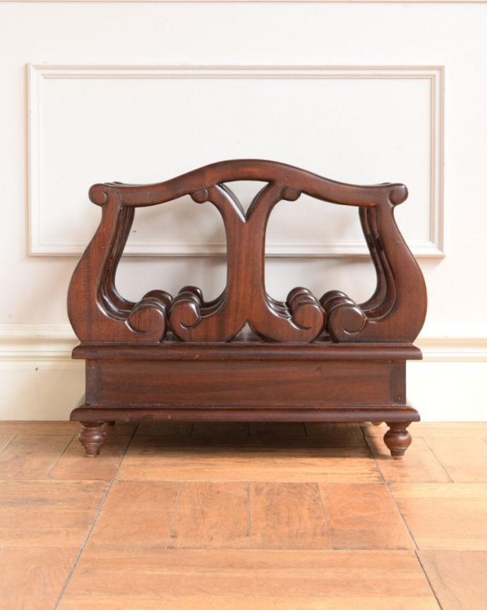 マガジンラックの後ろ姿