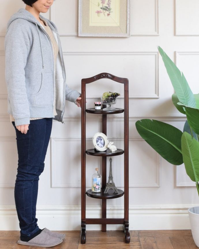 Handleオリジナル アンティーク風 英国アンティーク風の家具、本格アフタヌーンティーが気軽に楽しめるケーキスタンド。英国アフタヌーンティーのために作られた家具19世紀末に屋外でのアフタヌーンティーを楽しむために作られた木製のケーキスタンド。(y-397-f)