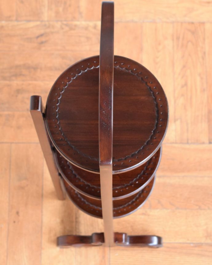 Handleオリジナル アンティーク風 英国アンティーク風の家具、本格アフタヌーンティーが気軽に楽しめるケーキスタンド。上から見るとこんな感じ上から見ると、天板はこんな感じです。(y-397-f)