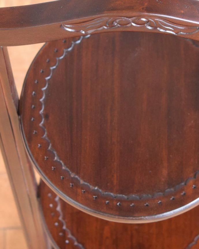 Handleオリジナル アンティーク風 英国アンティーク風の家具、本格アフタヌーンティーが気軽に楽しめるケーキスタンド。近づいてみると…美しい天板。(y-397-f)