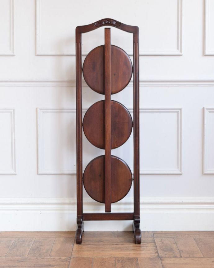 Handleオリジナル アンティーク風 英国アンティーク風の家具、本格アフタヌーンティーが気軽に楽しめるケーキスタンド。畳むとこんなにコンパクト正面から見るとスクリーンのように見える姿もなんだか上品です。(y-397-f)