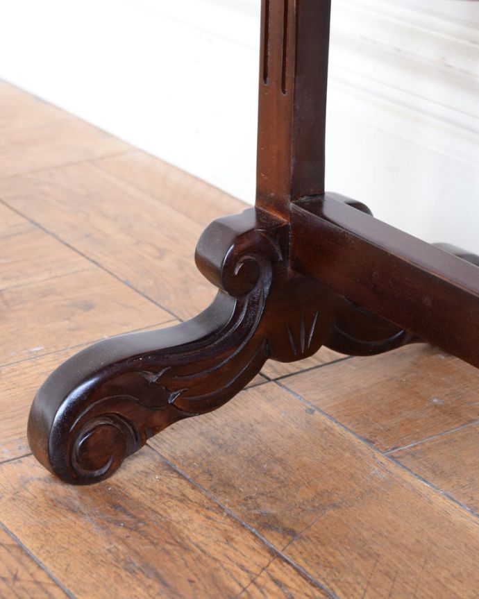 Handleオリジナル アンティーク風 英国アンティーク風の家具、本格アフタヌーンティーが気軽に楽しめるケーキスタンド。Handleの家具の脚の裏には・・・フェルトキーパーを貼ってお送りしていますので引きずっても床にキズが付きません。(y-397-f)