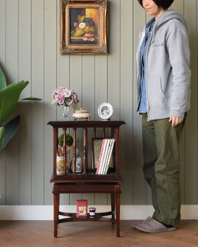 Handleオリジナル アンティーク風 お洒落で機能的なアンティーク風の家具、リボルビングブックケース。とっても珍しい回転式のブックケース!どこにでもちょこんと置けるコンパクトサイズで便利です。(y-398-f)