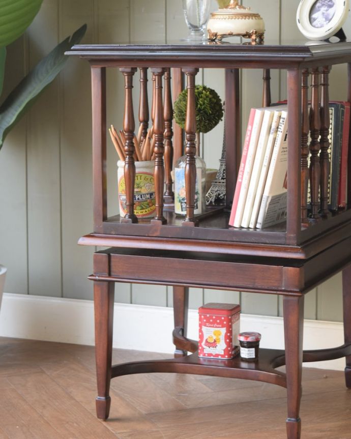 Handleオリジナル アンティーク風 お洒落で機能的なアンティーク風の家具、リボルビングブックケース。アンティークに負けない美しさ本物のアンティークのようにこだわったデザインが魅力です。(y-398-f)