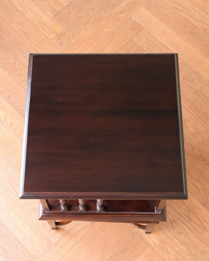 Handleオリジナル アンティーク風 お洒落で機能的なアンティーク風の家具、リボルビングブックケース。天板を上から見ると…本物のアンティークに負けないデザイン性あふれる天板の形。(y-398-f)