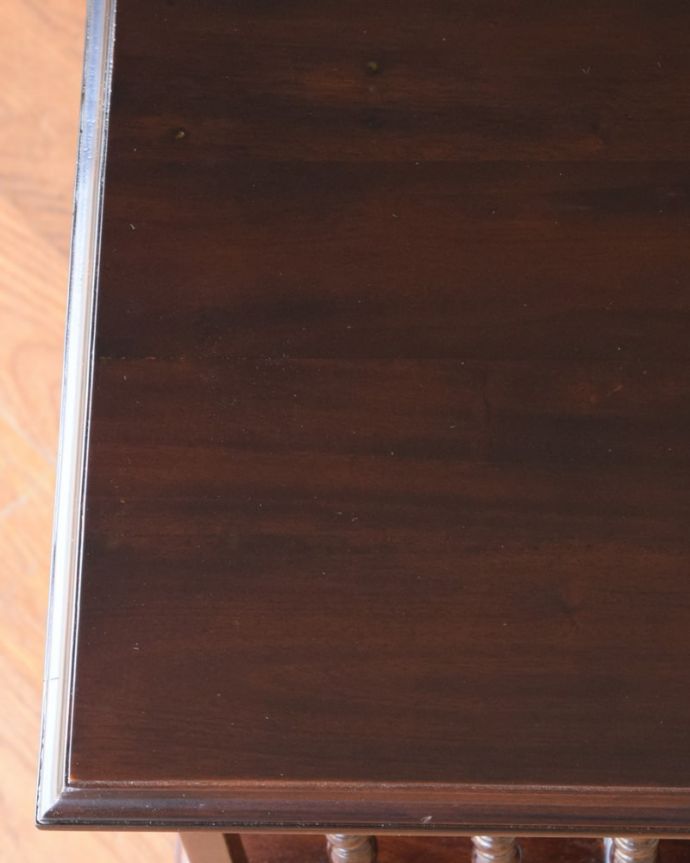 Handleオリジナル アンティーク風 お洒落で機能的なアンティーク風の家具、リボルビングブックケース。近づいてみると…天然木なので、木目は一枚一枚違います。(y-398-f)