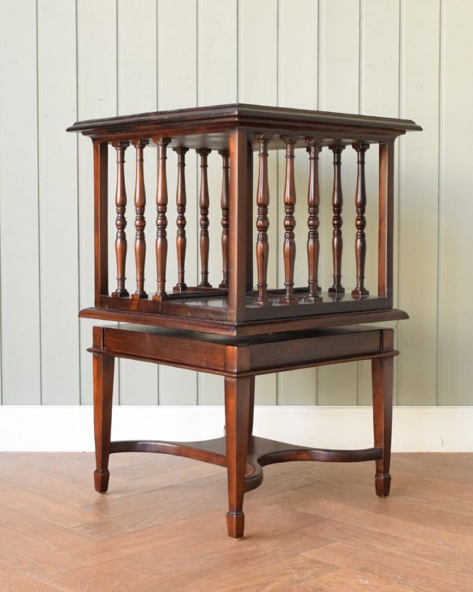 Handleオリジナル アンティーク風 お洒落で機能的なアンティーク風の家具、リボルビングブックケース。横顔だっても美しい正面だけじゃなく横から見ても、実は結構、凝った造りなんです。(y-398-f)