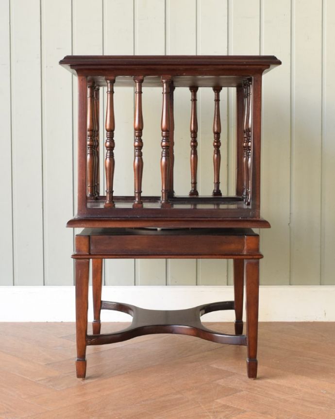 Handleオリジナル アンティーク風 お洒落で機能的なアンティーク風の家具、リボルビングブックケース。後ろ姿も見て下さい裏側はこんな感じで仕上げてあります。(y-398-f)