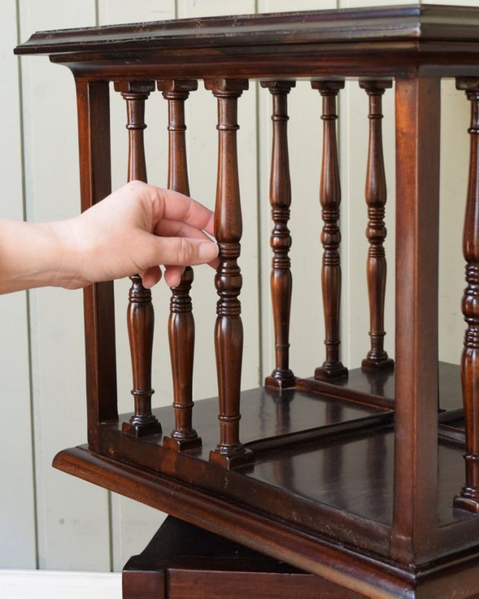 Handleオリジナル アンティーク風 お洒落で機能的なアンティーク風の家具、リボルビングブックケース。くるくるっと回るんです上の部分が回って使いたい位置に動かすことが出来ます。(y-398-f)