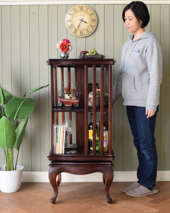 Handleオリジナル アンティーク風 アンティーク風の家具、たっぷり収納できるリボルビングブックケース。便利に使えるアンティーク風の家具ちょっとめずらしいデザインのリボルビングブックケース。(y-399-f)