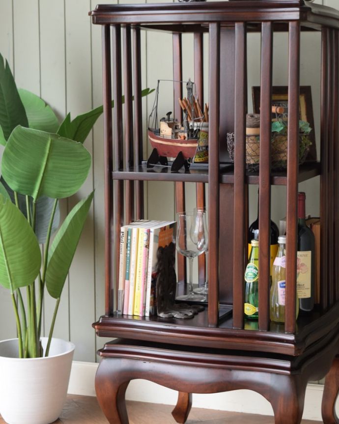 Handleオリジナル アンティーク風 アンティーク風の家具、たっぷり収納できるリボルビングブックケース。シノワズリの美しいデザインスッキリとした上品なシノワズリスタイルのデザイン。(y-399-f)