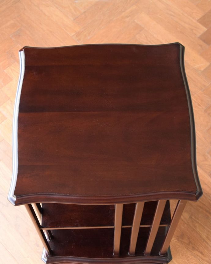 Handleオリジナル アンティーク風 アンティーク風の家具、たっぷり収納できるリボルビングブックケース。天板を上から見ると…本物のアンティークに負けないデザイン性あふれる天板の形。(y-399-f)