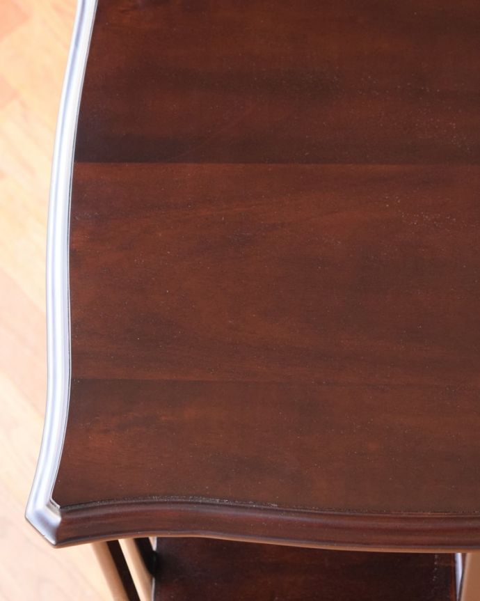 Handleオリジナル アンティーク風 アンティーク風の家具、たっぷり収納できるリボルビングブックケース。近づいてみると…天然木なので、木目は一枚一枚違います。(y-399-f)