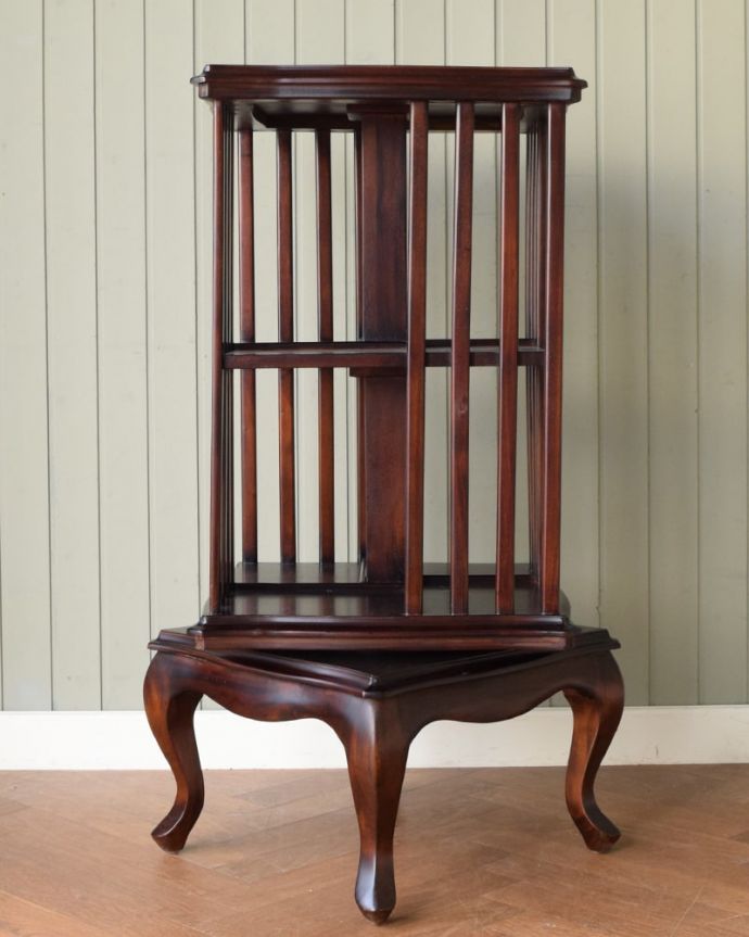 Handleオリジナル アンティーク風 アンティーク風の家具、たっぷり収納できるリボルビングブックケース。角度を変えてみると・・・グルっと360度、どこから見てもカッコいい!。(y-399-f)