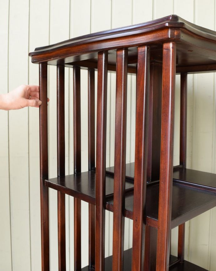 Handleオリジナル アンティーク風 アンティーク風の家具、たっぷり収納できるリボルビングブックケース。くるくる回転します。(y-399-f)