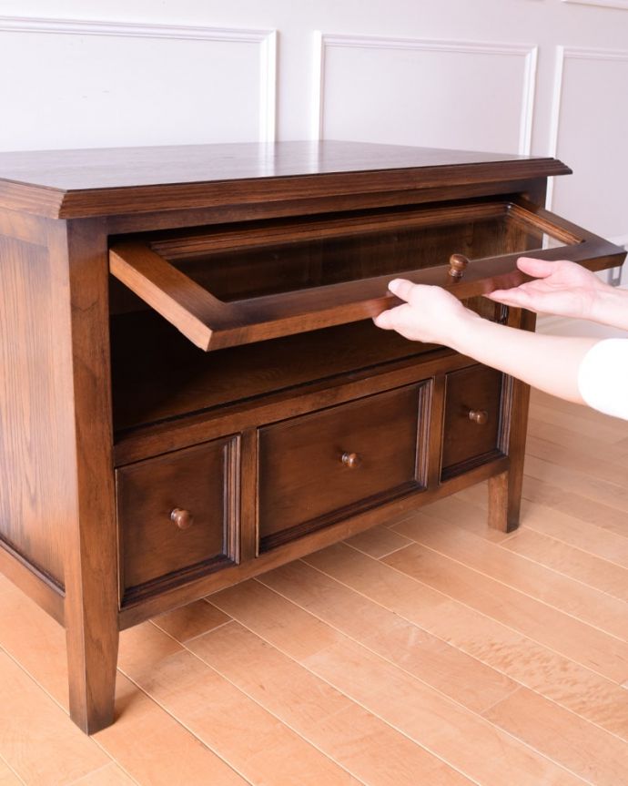 テレビボードの扉