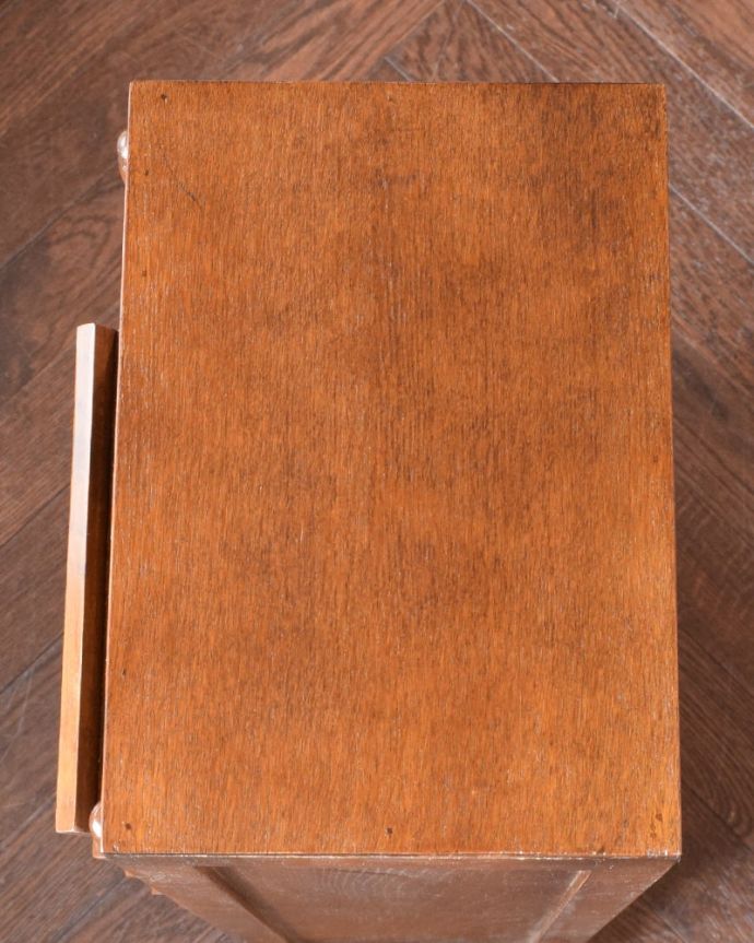 アンティーク風 スリッパラック スノコ型 上から見てみると・・・天然木を使っているので、一枚一枚木目は違います。(y-411-f)