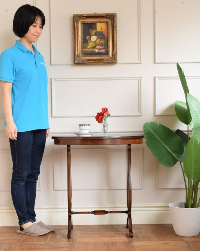 アンティーク風のオケージョナルテーブル