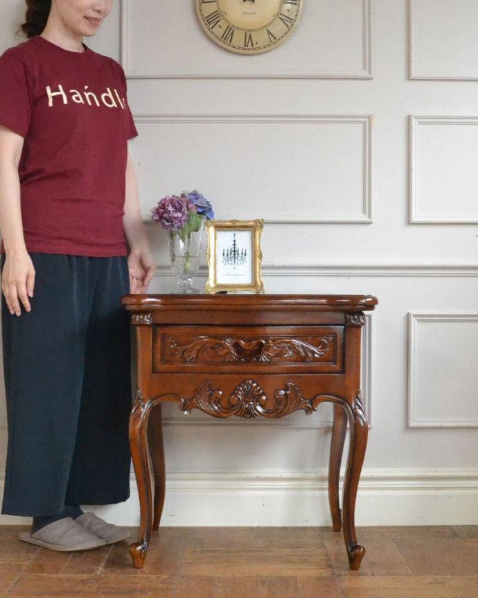 アンティーク風のサイドチェスト