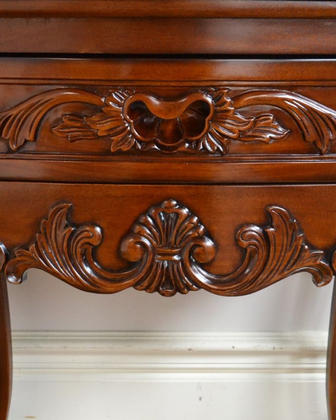 アンティーク風家具の装飾