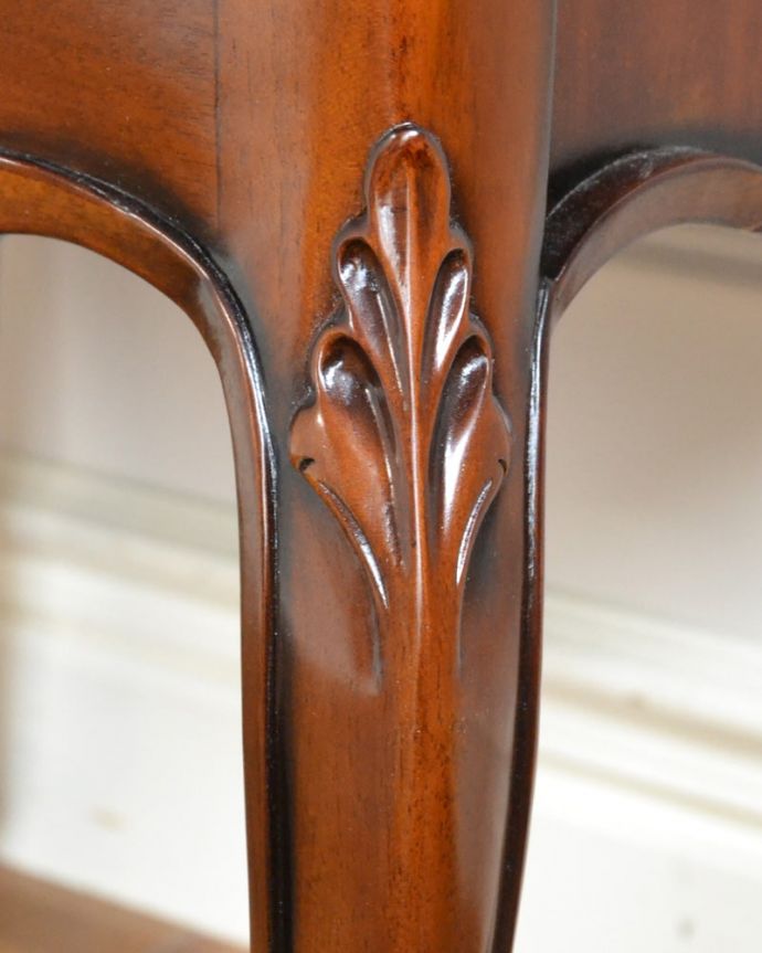 アンティーク風サイドチェストの装飾