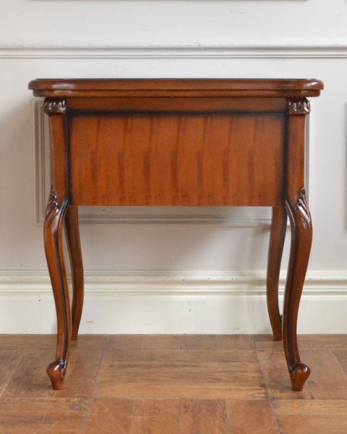 サイドチェストの後ろ姿