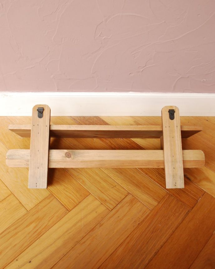 その他インテリア雑貨　インテリア雑貨　ウッド　シェルフ　クラシック　裏側は･･･取り付け用金具が付いているので、お家の壁にカンタンに取り付けできます（ビスは付いていません）。(y-420-f)