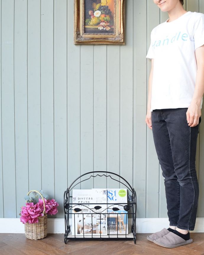 アンティーク風の家具 アンティーク風 マガジンラック おしゃれなアンティーク風のマガジンラックマガジンラックも、アンティーク風デザインの木製家具だと、とってもオシャレです。(y-421-f)