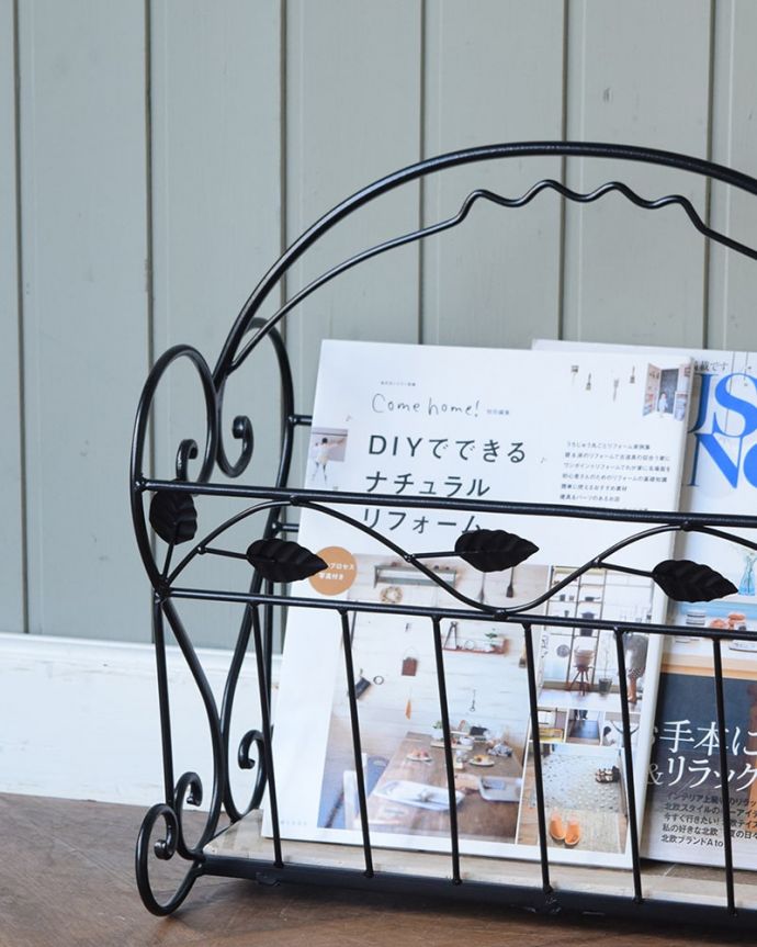 アンティーク風の家具 アンティーク風 マガジンラック ちょっと置いておきたい…をキレイに収納新聞や雑誌など、ついついテーブルの上に置いてしまって雑多に見えるものが、コレさえあればキレイに収納出来てお部屋もスッキリ見えるんです。(y-421-f)